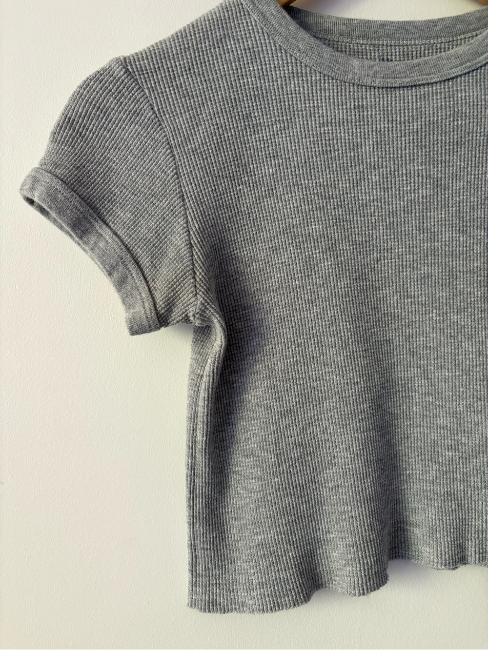 Brandy Melville Frayed Waffle Knit Baby Tee in Heather Grey 100% Cotton